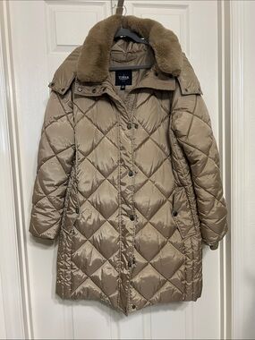 Tower by London Fog Womens Diamond Quilted Puffy Coat in Caramel Faux Fur Collar